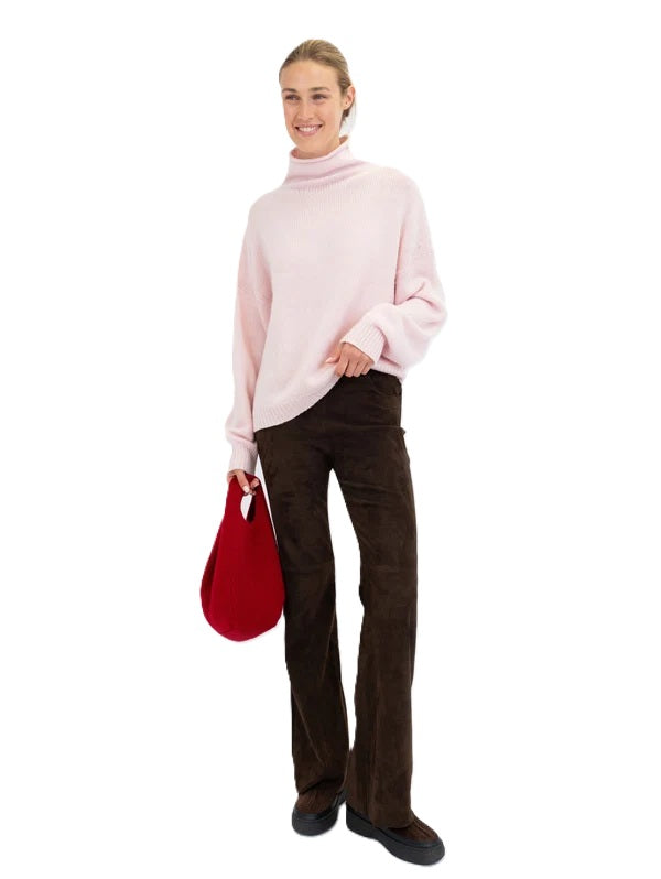 Pullover Anna V Berg Katy Sweater. Schöner halsferner Rollkragenpullover in rosa. Der Pullover hat eine überschnittene Schulter und lange Ärmel. Er hat Rippstrickbündchen an den Säumen.