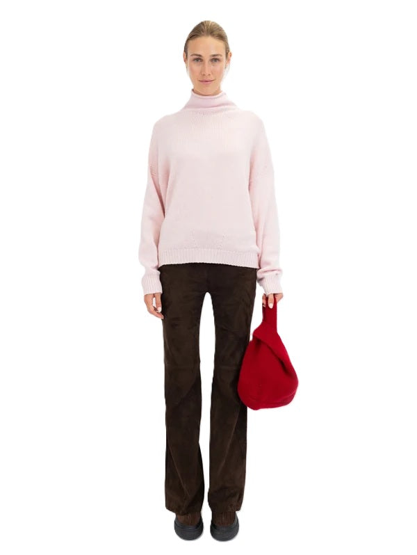 Pullover Anna V Berg Katy Sweater. Schöner halsferner Rollkragenpullover in rosa. Der Pullover hat eine überschnittene Schulter und lange Ärmel. Er hat Rippstrickbündchen an den Säumen.