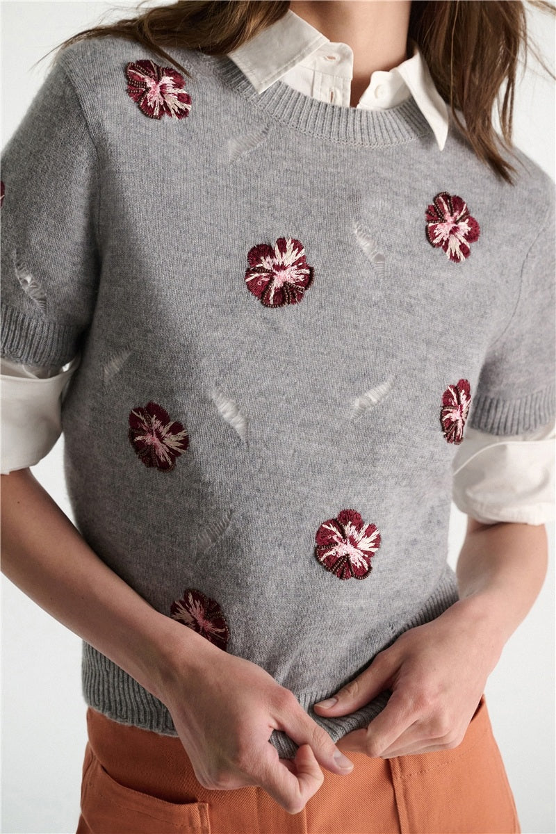 Pullover Dorothee Schumacher BLOOMING STATEMENTS Pullover in grey blooming bordeaux.  Der kurzärmelige Pullover ist aus einem weichen Merino-Kaschmir-Mix gestrickt und mit einer verzierten Stickerei mit Pailletten auf der Vorderseite und den Ärmeln versehen. Der Rundhalsausschnitt ist mit einem durchgehenden Pointelle-Muster versehen und locker geschnitten. Auf dem Pullover sind Destroy-Effekte.