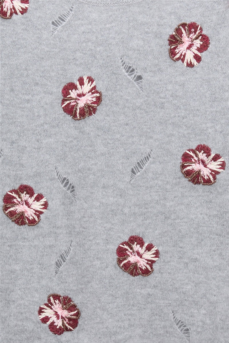 Pullover Dorothee Schumacher BLOOMING STATEMENTS Pullover in grey blooming bordeaux.  Der kurzärmelige Pullover ist aus einem weichen Merino-Kaschmir-Mix gestrickt und mit einer verzierten Stickerei mit Pailletten auf der Vorderseite und den Ärmeln versehen. Der Rundhalsausschnitt ist mit einem durchgehenden Pointelle-Muster versehen und locker geschnitten. Auf dem Pullover sind Destroy-Effekte.