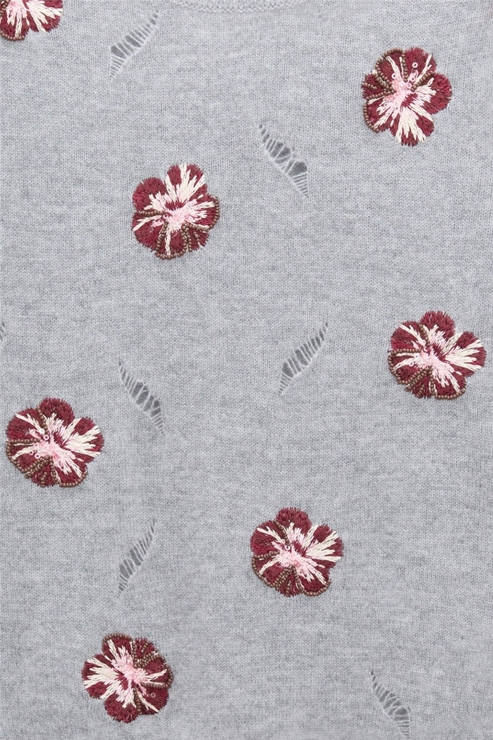Pullover Dorothee Schumacher BLOOMING STATEMENTS Pullover in grey blooming bordeaux.  Der kurzärmelige Pullover ist aus einem weichen Merino-Kaschmir-Mix gestrickt und mit einer verzierten Stickerei mit Pailletten auf der Vorderseite und den Ärmeln versehen. Der Rundhalsausschnitt ist mit einem durchgehenden Pointelle-Muster versehen und locker geschnitten. Auf dem Pullover sind Destroy-Effekte.