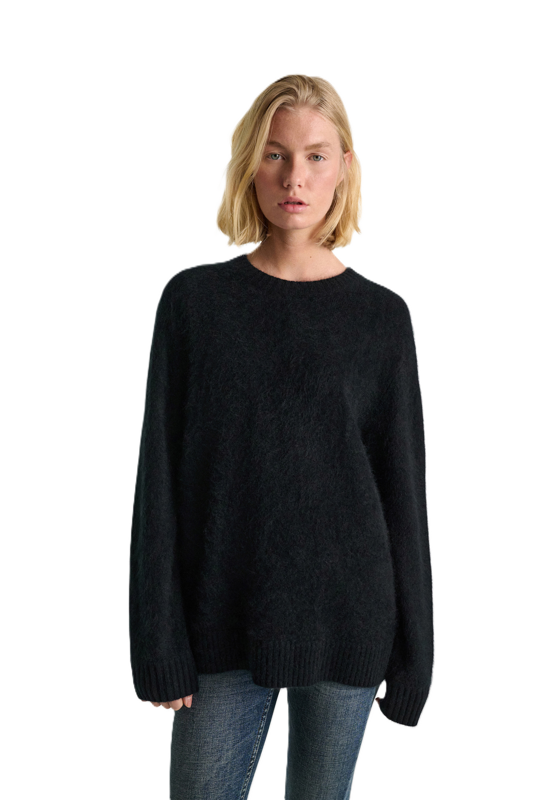 Schwarzer Pullover FLUFFY STATEMENTS von Dorothee Schumacher aus weichem Merino-Kaschmir-Mix mit flauschiger Brushed-Optik, Rundhalsausschnitt, überschnittenen Schultern und anliegenden Bündchen.