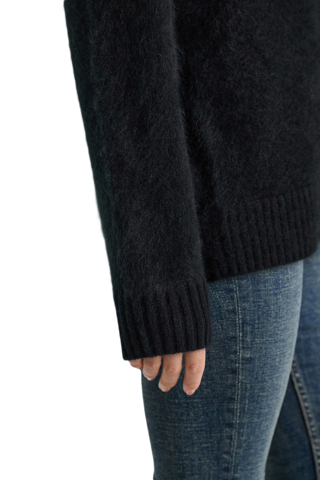 Schwarzer Pullover FLUFFY STATEMENTS von Dorothee Schumacher aus weichem Merino-Kaschmir-Mix mit flauschiger Brushed-Optik, Rundhalsausschnitt, überschnittenen Schultern und anliegenden Bündchen.