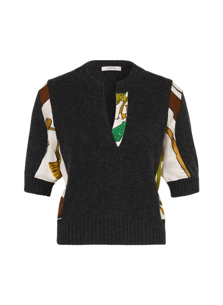 Pullover Dorothee Schumacher FOULARD STATEMENTS Pullover in anthrazit. Der Pullover mit halbem Arm ist aus Merino und Kaschmir gestrickt. Der Rundhalsausschnitt hat einen Schlitz und ein kontrastierendes Band mit Foulardprint. Außerdem hat der Pullover seitliche Einsätze mit Foulardprint.