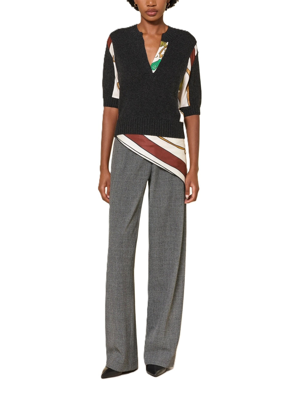 Pullover Dorothee Schumacher FOULARD STATEMENTS Pullover in anthrazit. Der Pullover mit halbem Arm ist aus Merino und Kaschmir gestrickt. Der Rundhalsausschnitt hat einen Schlitz und ein kontrastierendes Band mit Foulardprint. Außerdem hat der Pullover seitliche Einsätze mit Foulardprint.