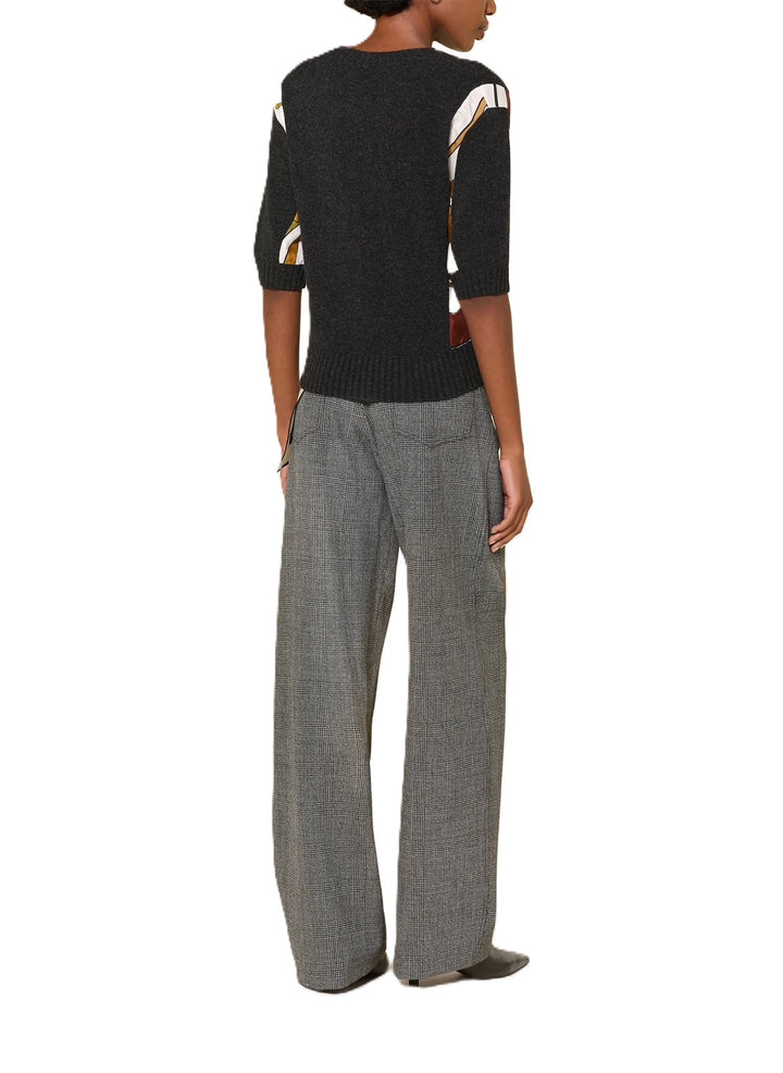 Pullover Dorothee Schumacher FOULARD STATEMENTS Pullover in anthrazit. Der Pullover mit halbem Arm ist aus Merino und Kaschmir gestrickt. Der Rundhalsausschnitt hat einen Schlitz und ein kontrastierendes Band mit Foulardprint. Außerdem hat der Pullover seitliche Einsätze mit Foulardprint.