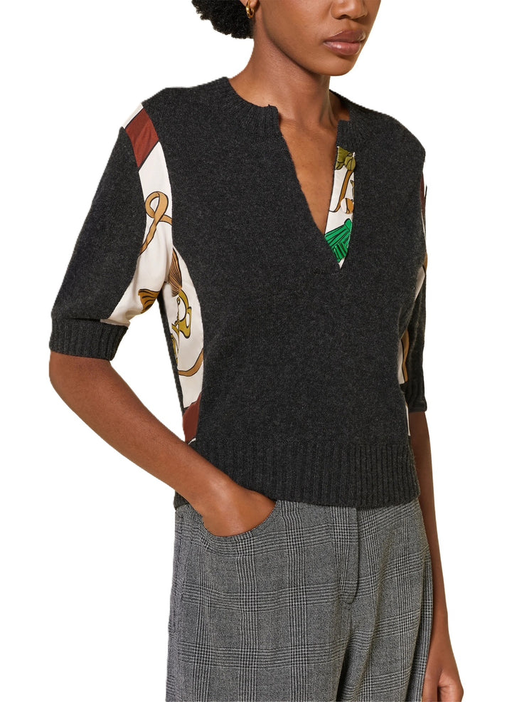 Pullover Dorothee Schumacher FOULARD STATEMENTS Pullover in anthrazit. Der Pullover mit halbem Arm ist aus Merino und Kaschmir gestrickt. Der Rundhalsausschnitt hat einen Schlitz und ein kontrastierendes Band mit Foulardprint. Außerdem hat der Pullover seitliche Einsätze mit Foulardprint.