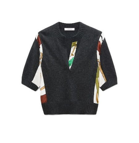 Pullover Dorothee Schumacher FOULARD STATEMENTS Pullover in anthrazit. Der Pullover mit halbem Arm ist aus Merino und Kaschmir gestrickt. Der Rundhalsausschnitt hat einen Schlitz und ein kontrastierendes Band mit Foulardprint. Außerdem hat der Pullover seitliche Einsätze mit Foulardprint.