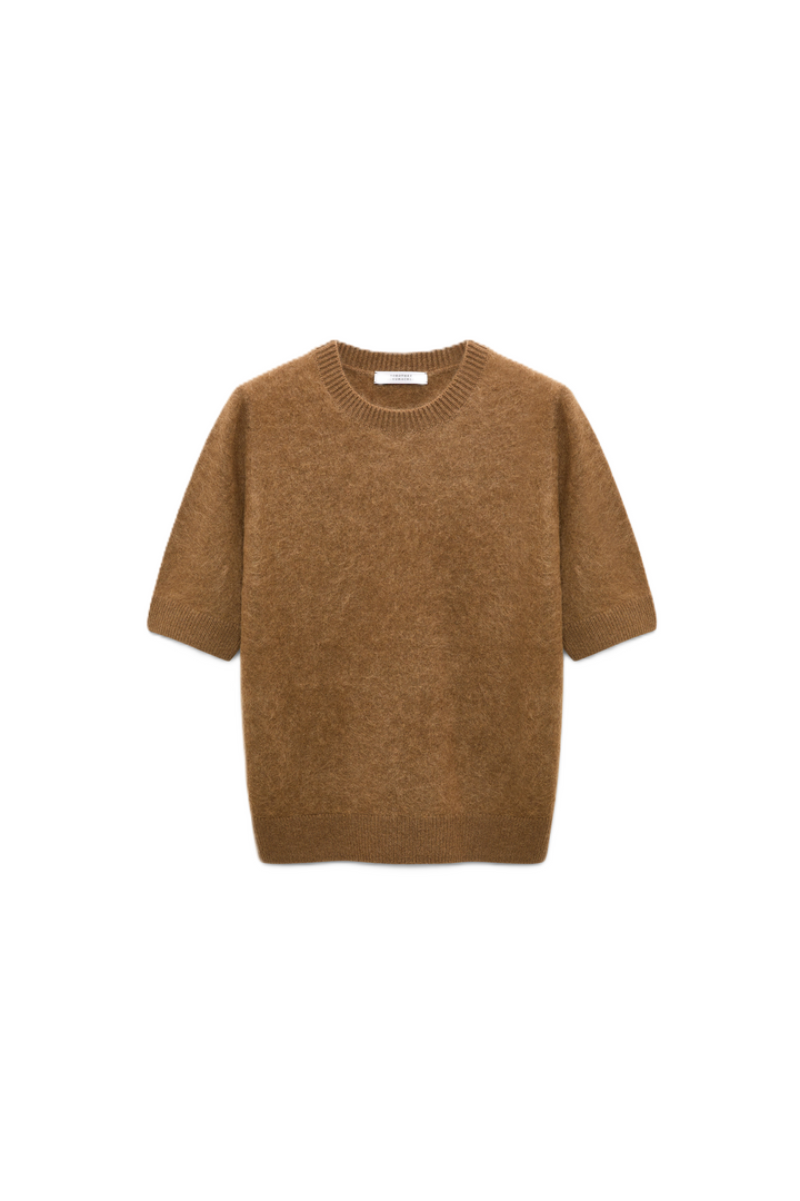 Brauner Pullover von Dorothee Schumacher aus Merino-Kaschmir mit Fluffy-Knit-Optik und kurzen Ärmeln, sowie einem Rundhalsausschnitt.
