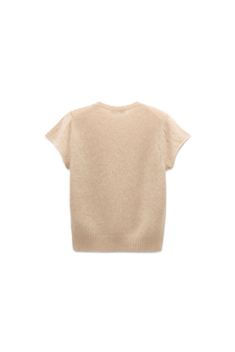 Pullover Dorothee Schumacher LUXURY LOVE Pullover in trench. Der Pullover ist aus weichem Kaschmir gestrickt und hat ein offenes Pointelle-Muster an den Ärmeln. Er hat einen Rundhalsausschnitt und weite kurze Ärmel. Die Ärmelbündchen sind gerollt. 