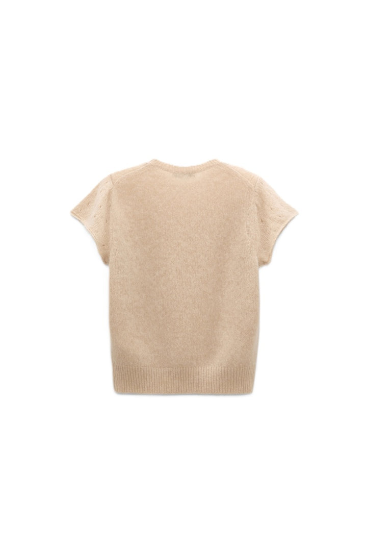 Pullover Dorothee Schumacher LUXURY LOVE Pullover in trench. Der Pullover ist aus weichem Kaschmir gestrickt und hat ein offenes Pointelle-Muster an den Ärmeln. Er hat einen Rundhalsausschnitt und weite kurze Ärmel. Die Ärmelbündchen sind gerollt. 
