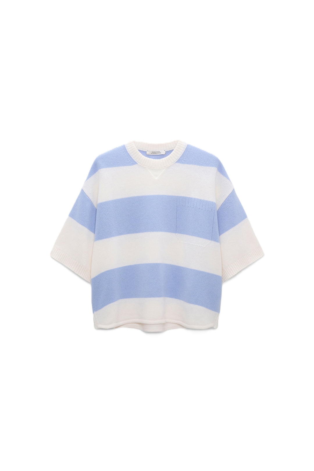 Pullover Dorothee Schumacher MODERN STATEMENTS. Der Pullover überzeugt im entspannten T-Shirt-Style aus weichem Merino-Kaschmir-Wollmix. Zweifarbige Blockstreifen, eine raffinierte Trompe-l’Oeil-Tasche aus Pointelle sowie feine Baumwoll-Details an Halsloch und Seitennähten in hellblau ecru.