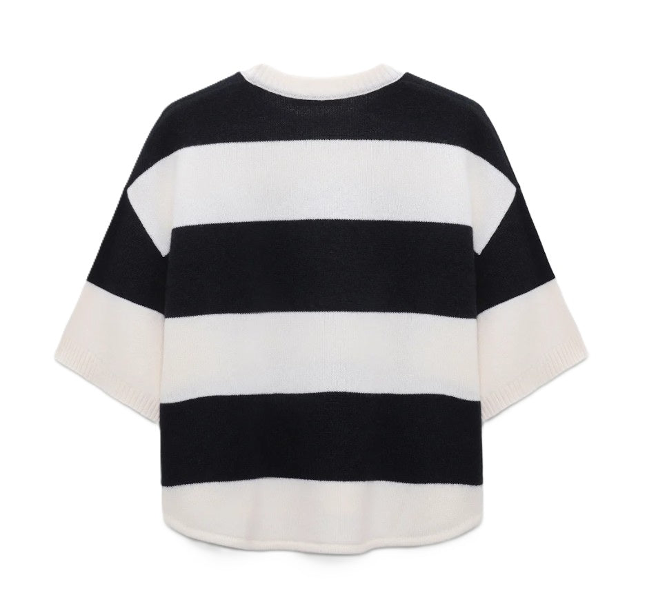 Pullover Dorothee Schumacher MODERN STATEMENTS. Der Pullover überzeugt im entspannten T-Shirt-Style aus weichem Merino-Kaschmir-Wollmix. Zweifarbige Blockstreifen, eine raffinierte Trompe-l’Oeil-Tasche aus Pointelle sowie feine Baumwoll-Details an Halsloch und Seitennähten in navy ecru. 