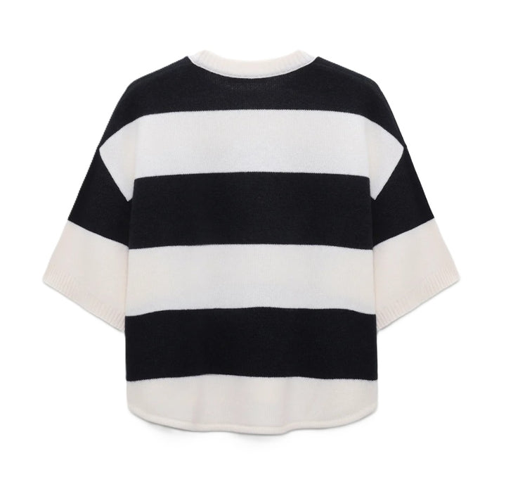 Pullover Dorothee Schumacher MODERN STATEMENTS. Der Pullover überzeugt im entspannten T-Shirt-Style aus weichem Merino-Kaschmir-Wollmix. Zweifarbige Blockstreifen, eine raffinierte Trompe-l’Oeil-Tasche aus Pointelle sowie feine Baumwoll-Details an Halsloch und Seitennähten in navy ecru. 