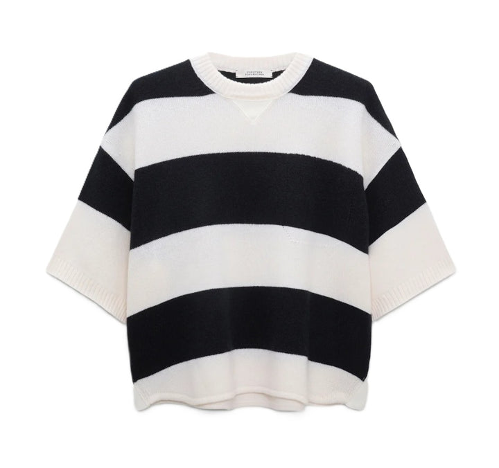 Pullover Dorothee Schumacher MODERN STATEMENTS. Der Pullover überzeugt im entspannten T-Shirt-Style aus weichem Merino-Kaschmir-Wollmix. Zweifarbige Blockstreifen, eine raffinierte Trompe-l’Oeil-Tasche aus Pointelle sowie feine Baumwoll-Details an Halsloch und Seitennähten in navy ecru. 