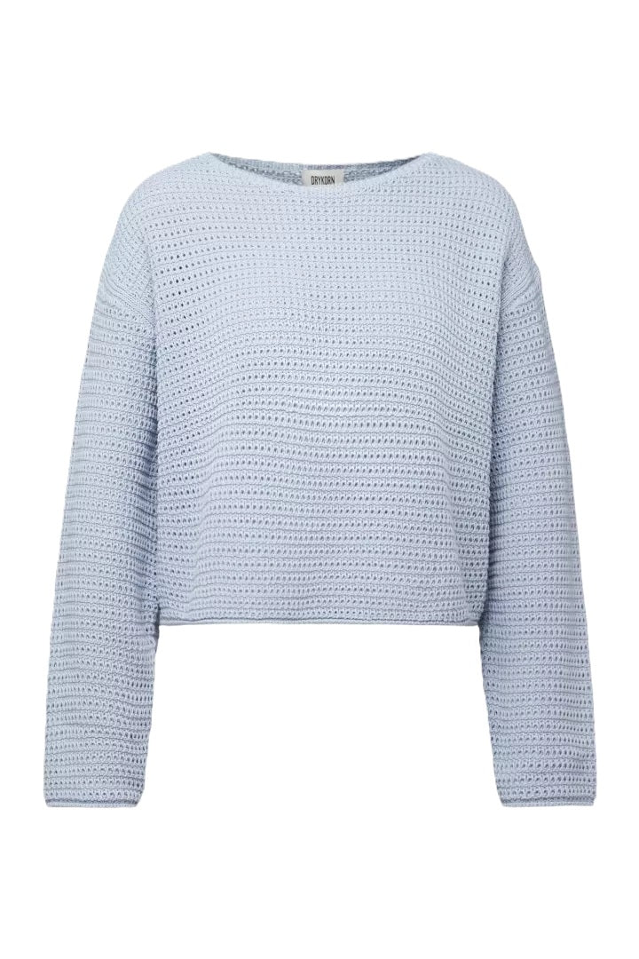 Pullover Drykorn IMENIA_2 10. Cooler sommerlicher Pullover in Häkeloptik mit weiterem Rundhalsausschnitt und langen Ärmeln. Der Pullover hat eine überschnittene Schulter und ist gerade und kürzer geschnitten in blau.