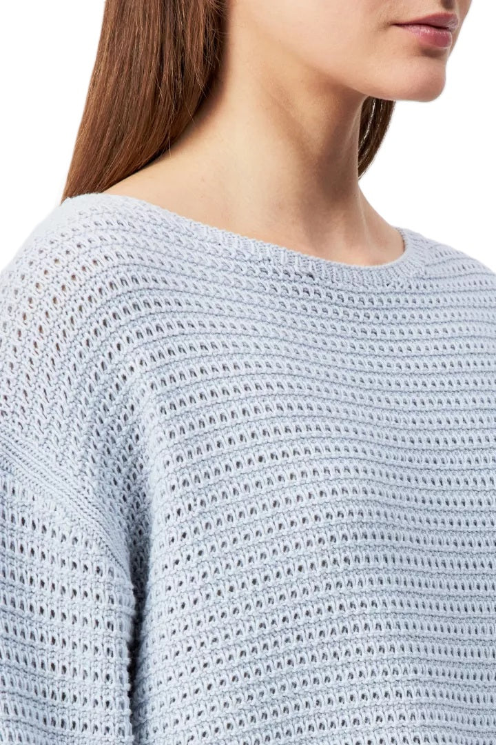 Pullover Drykorn IMENIA_2 10. Cooler sommerlicher Pullover in Häkeloptik mit weiterem Rundhalsausschnitt und langen Ärmeln. Der Pullover hat eine überschnittene Schulter und ist gerade und kürzer geschnitten in blau.