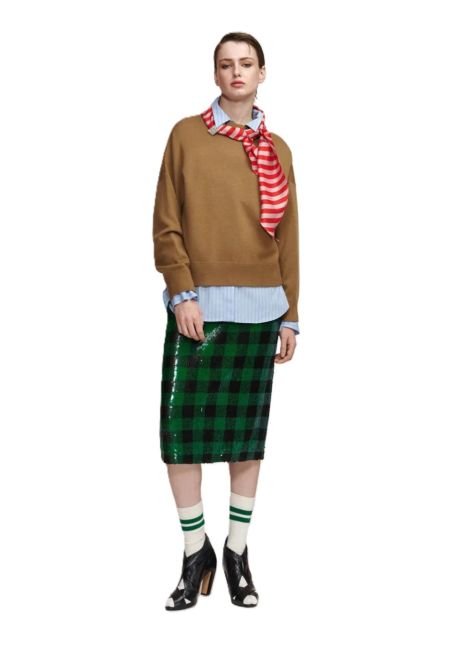 Pullover Essentiel Antwerp KURTIS PULLOVER WITH SCARF camel club. Der weiche Pullover ist aus einem Wollmischgewebe gefertigt und hat eine lockere Passform mit überschnittenen Schultern und gerippten Bündchen. Ein besonderes Detail ist der gestreifte Schal, der mit funkelnden Verzierungen versehen ist.