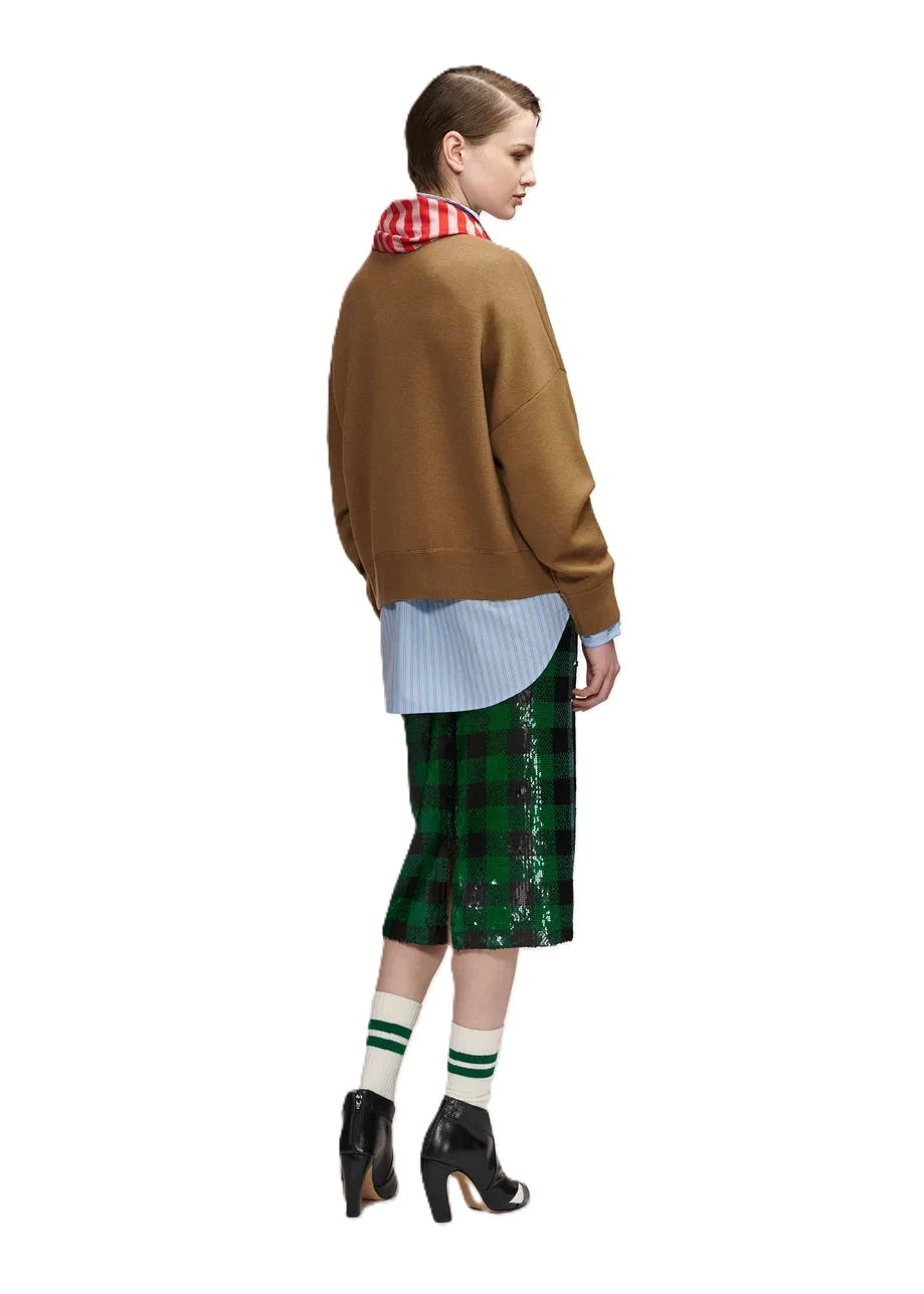 Pullover Essentiel Antwerp KURTIS PULLOVER WITH SCARF camel club. Der weiche Pullover ist aus einem Wollmischgewebe gefertigt und hat eine lockere Passform mit überschnittenen Schultern und gerippten Bündchen. Ein besonderes Detail ist der gestreifte Schal, der mit funkelnden Verzierungen versehen ist.