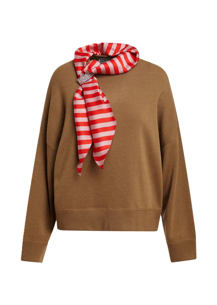 Pullover Essentiel Antwerp KURTIS PULLOVER WITH SCARF camel club. Der weiche Pullover ist aus einem Wollmischgewebe gefertigt und hat eine lockere Passform mit überschnittenen Schultern und gerippten Bündchen. Ein besonderes Detail ist der gestreifte Schal, der mit funkelnden Verzierungen versehen ist.