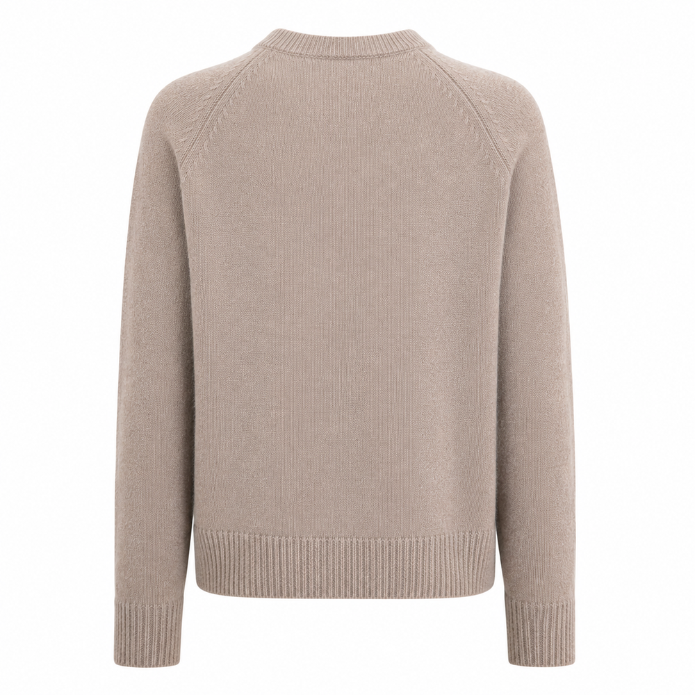 Basic Sweater von Handmade aus weichem Kaschmir-Seide-Mix mit Rundhalsausschnitt, langen Ärmeln und Rippbündchen, erhältlich in Braun, Grau und Beige.