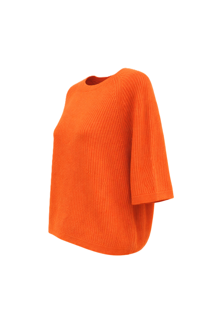 Handgemachter Stickpullover von Handmade mit halblangen Ärmeln und Rundhalsausschnitt. Aus weicher Kaschmir Seide Qualität in korall-orange, passend zu Frühling und Sommer Outfits.