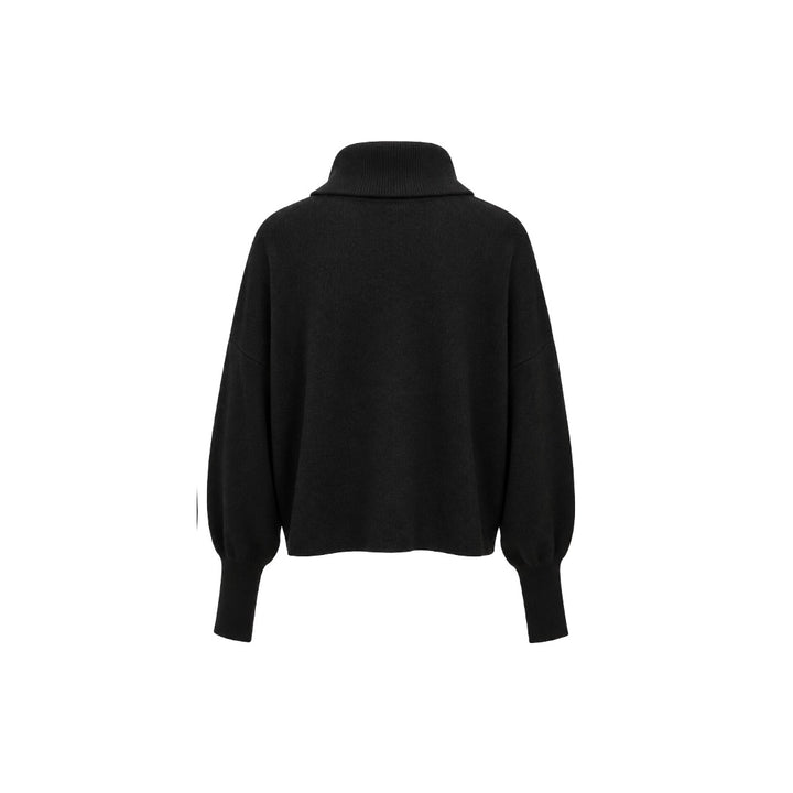 Pullover Herzens MARLA in schwarz. Pullover aus hochwertigem Wolle-Kaschmir-Mix mit weicher Haptik und einem lässigen, weiten Schnitt. Großzügiger Rollkragen und überschnittenen Schultern. Voluminöse Ärmel mit langen Rippstrickbündchen. 