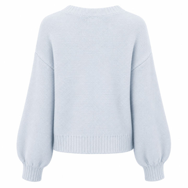 Pullover Herzens BELLA in hellblau. Dieser Pullover ist ein besonderes Highlight. Auf der Vorderseite ist ein zartes Logo eingestickt. Der Pullover hat einen Rundhalsausschnitt und Trompetenärmel. Die Schulter ist leicht überschnitten. Die Abschlüsse haben Rippbündchen. 