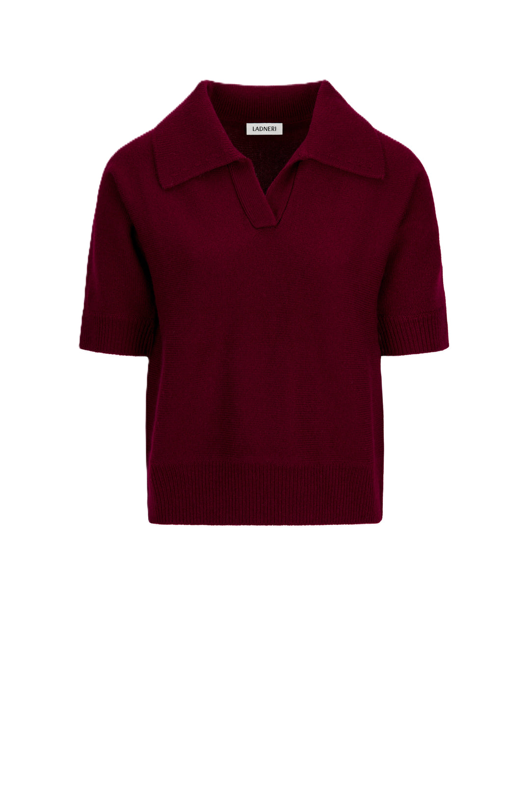 Strickpullover Ladneri Niam in bordeaux. Schöner Pullover mit Polokragen und Rippbündchen. Der Pullover hat kurze Ärmel und einen V-Ausschnitt. Der Polokragen machen das Design besonders sportlich. Der Pullover ist kürzer und kastig geschnitten. 