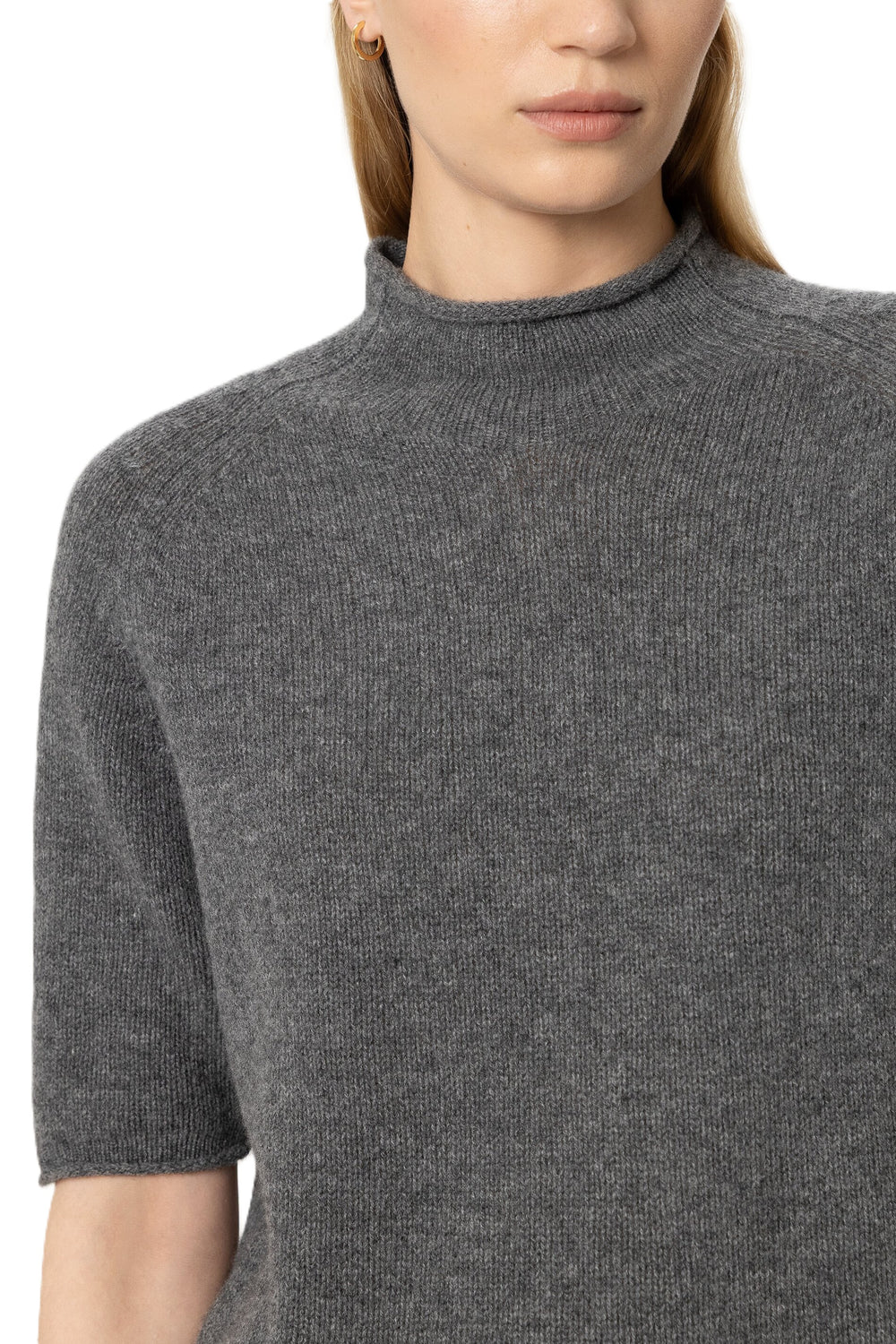 Grauer Feinstrick-Pullover von Luisa Cerano aus Kaschmir-Mix mit angeschnittenem Kragen, Rollsaum und halblangen Raglanärmeln.