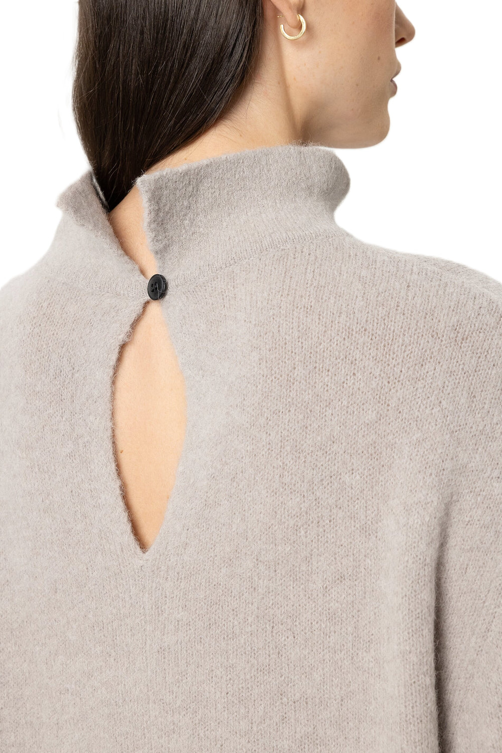 Beiger Oversize-Pullover von Luisa Cerano aus italienischem Stretchgarn mit Turtleneck, verkürzten Ärmeln und zwei Schlitzen am Rücken.