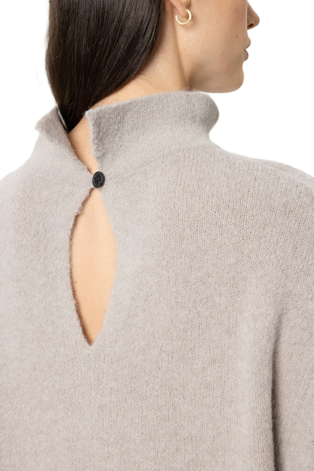 Beiger Oversize-Pullover von Luisa Cerano aus italienischem Stretchgarn mit Turtleneck, verkürzten Ärmeln und zwei Schlitzen am Rücken.