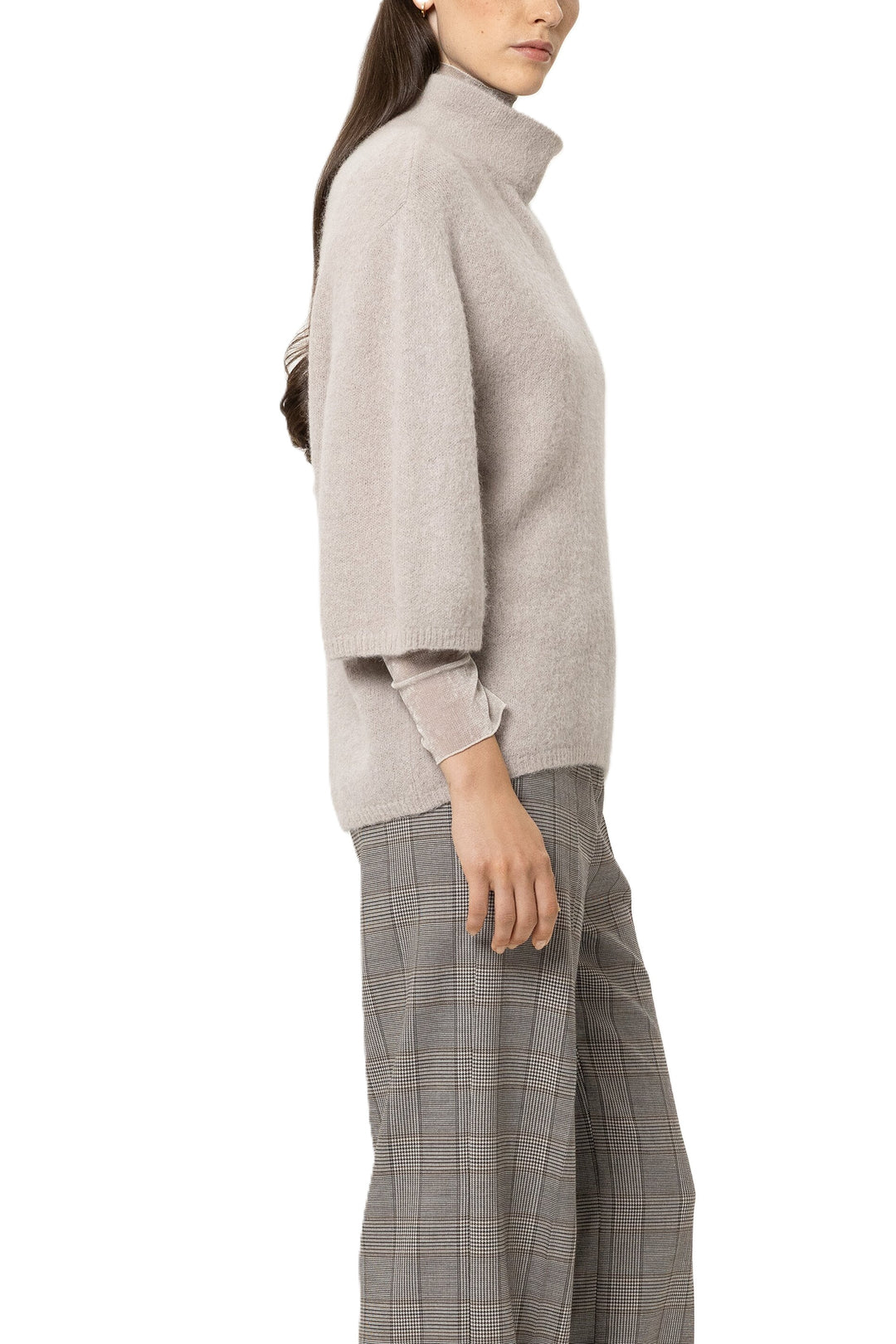 Beiger Oversize-Pullover von Luisa Cerano aus italienischem Stretchgarn mit Turtleneck, verkürzten Ärmeln und zwei Schlitzen am Rücken.