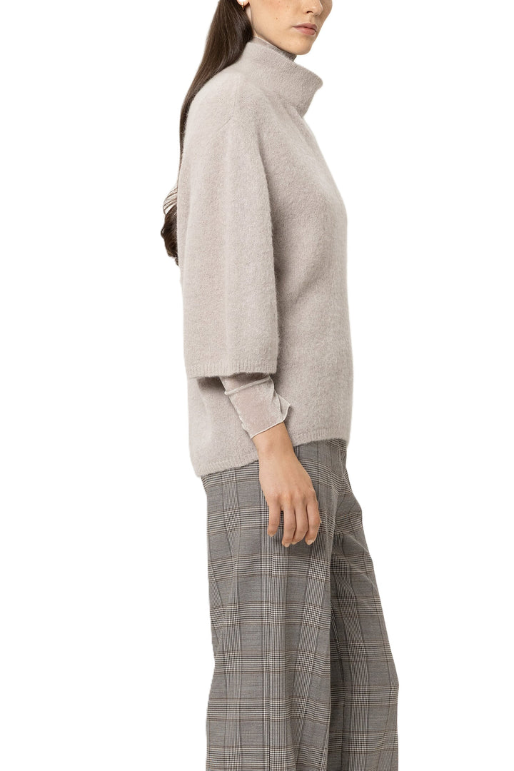 Beiger Oversize-Pullover von Luisa Cerano aus italienischem Stretchgarn mit Turtleneck, verkürzten Ärmeln und zwei Schlitzen am Rücken.