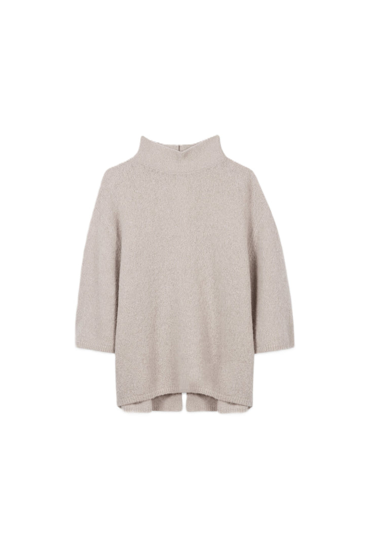 Beiger Oversize-Pullover von Luisa Cerano aus italienischem Stretchgarn mit Turtleneck, verkürzten Ärmeln und zwei Schlitzen am Rücken.
