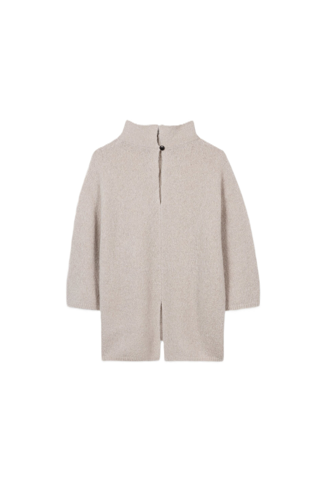 Beiger Oversize-Pullover von Luisa Cerano aus italienischem Stretchgarn mit Turtleneck, verkürzten Ärmeln und zwei Schlitzen am Rücken.