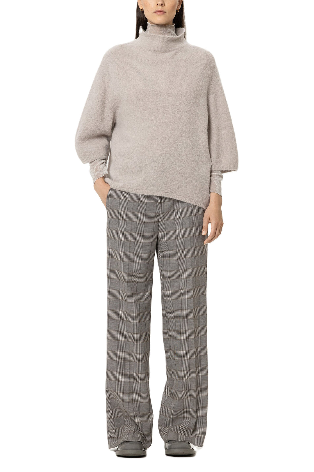 Beiger Oversize-Pullover von Luisa Cerano aus italienischem Stretchgarn mit Turtleneck, verkürzten Ärmeln und zwei Schlitzen am Rücken.
