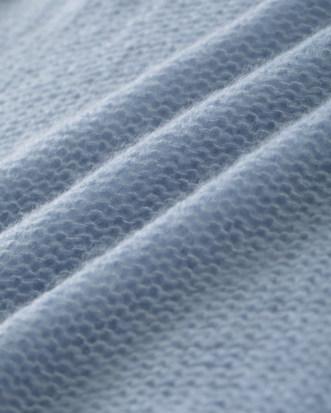 Pullover Lu Ren Bene Kaschmir Seide. Sehr weicher Strick mit Rundhalsausschnitt und 3/4 Ärmeln in locker gestrickter Ware in mittelblau. 