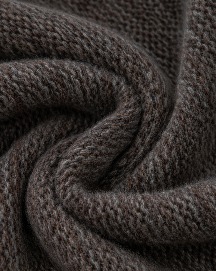 Braun-grauer Pullover CLEON von Luren aus Kaschmir-Seide mit Oversize-Passform, hohem Stehkragen und zweifarbigem Strick. Er ist hinten etwas länger geschnitten als vorne.
