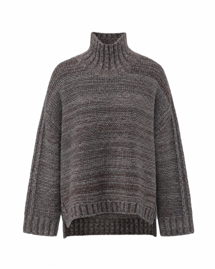 Braun-grauer Pullover CLEON von Luren aus Kaschmir-Seide mit Oversize-Passform, hohem Stehkragen und zweifarbigem Strick. Er ist hinten etwas länger geschnitten als vorne.