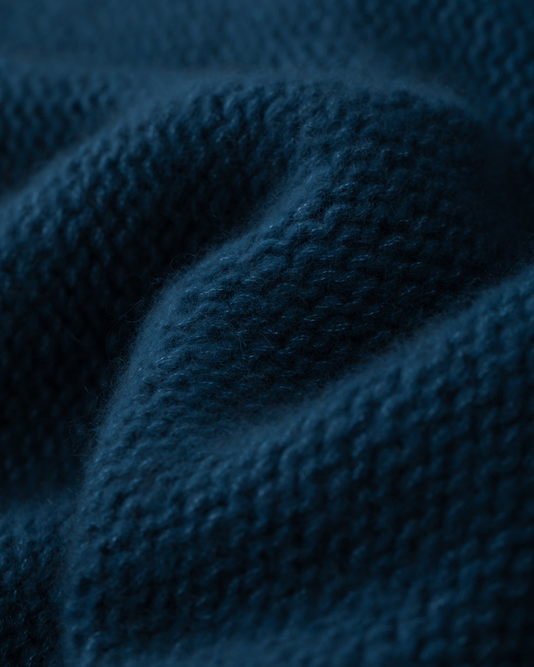 Blauer Pullover von Luren aus Kaschmir-Seide gestrickt, A-Linien-Silhouette und ausgestellten Ärmeln.