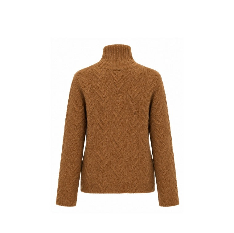Pullover LUREN EASTON in Chocolate Cremoso Zimt Braun aus edlem Kaschmir-Seide-Mix mit dezenter Strickstruktur. Der moderne Turtleneck, lange Ärmel und der gerade Saum unterstreichen das zeitlose, elegante Design