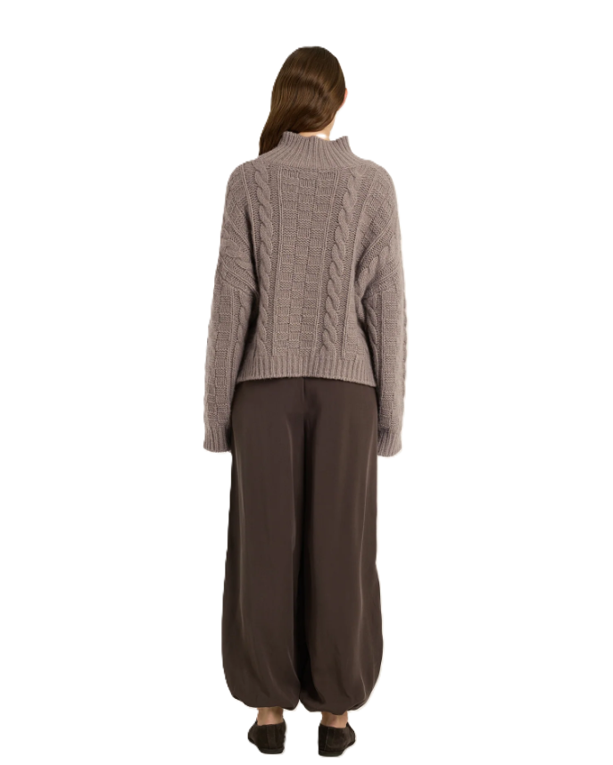 Beige-brauner Pullover JADE von Luren aus Kaschmir-Seide mit Zopfstrick, Oversize-Passform und hohem Stehkragen.