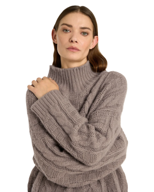 Beige-brauner Pullover JADE von Luren aus Kaschmir-Seide mit Zopfstrick, Oversize-Passform und hohem Stehkragen.