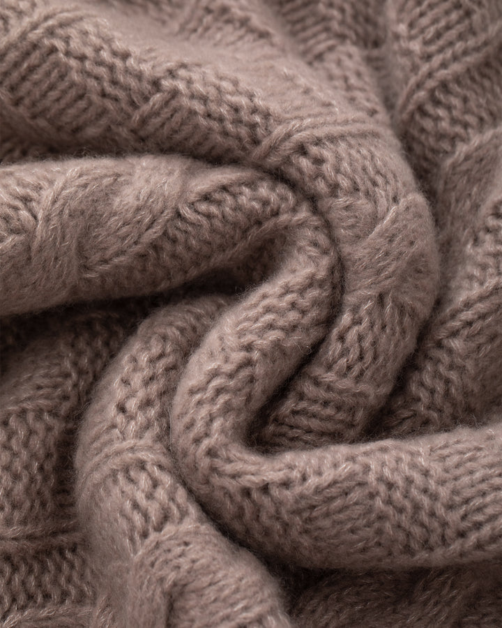 Beige-brauner Pullover JADE von Luren aus Kaschmir-Seide mit Zopfstrick, Oversize-Passform und hohem Stehkragen.