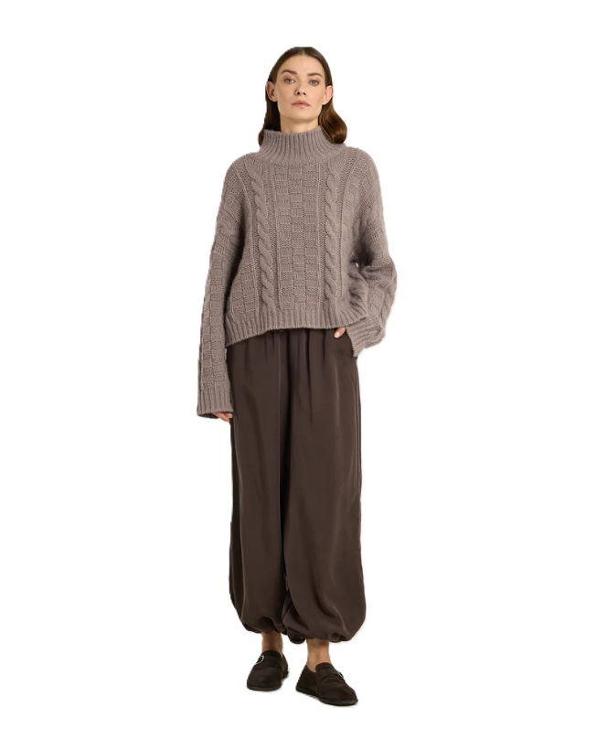 Beige-brauner Pullover JADE von Luren aus Kaschmir-Seide mit Zopfstrick, Oversize-Passform und hohem Stehkragen.