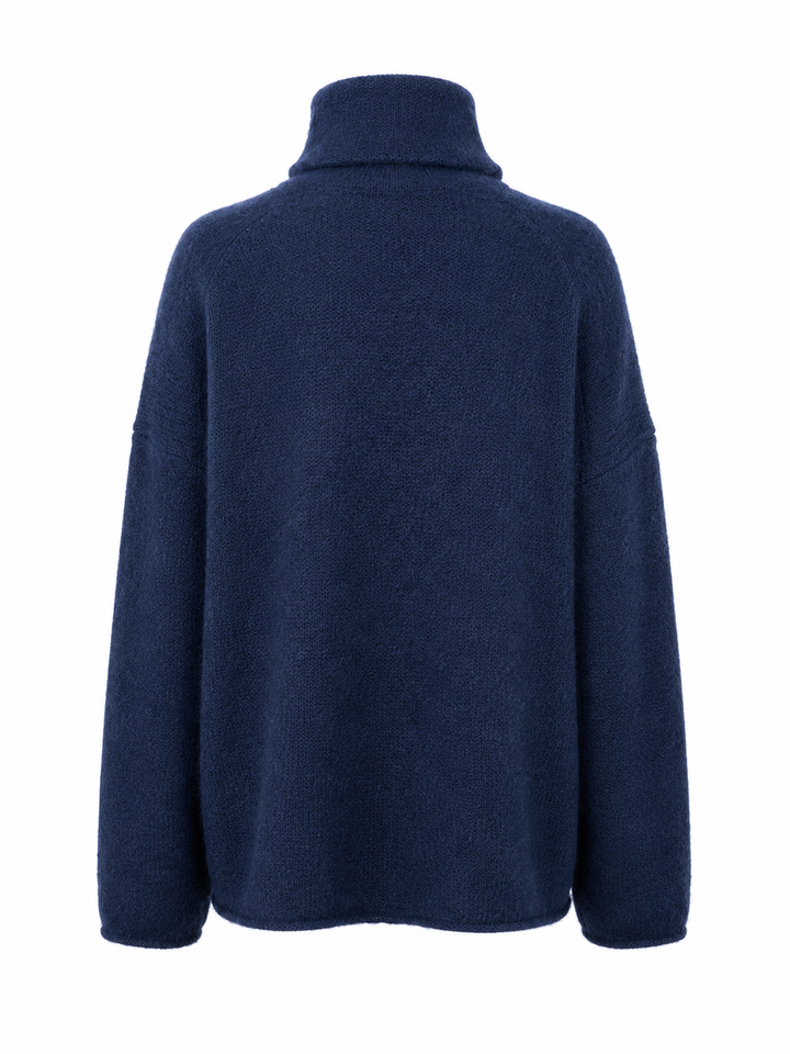 Dunkelblauer Strickpullover LIPSEN von Luren aus Kaschmir-Seide mit kuschelig weichem Strick, hohem Rollkragen und langen Ärmeln.