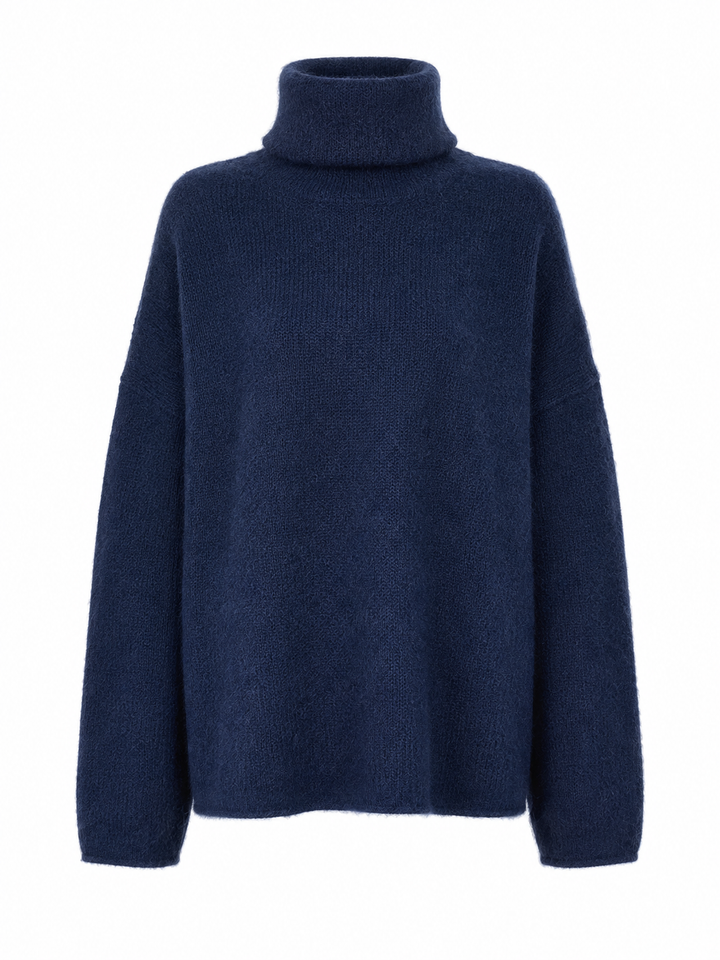 Dunkelblauer Strickpullover LIPSEN von Luren aus Kaschmir-Seide mit kuschelig weichem Strick, hohem Rollkragen und langen Ärmeln.