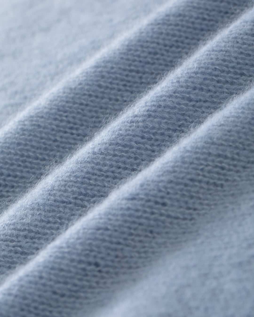 Pullover von Lu Ren Maicon aus Kaschmir Seide. Strickpullover aus Weicher Ware mit abgerundeten Säumen und Rundhalsausschnitt in blau. 