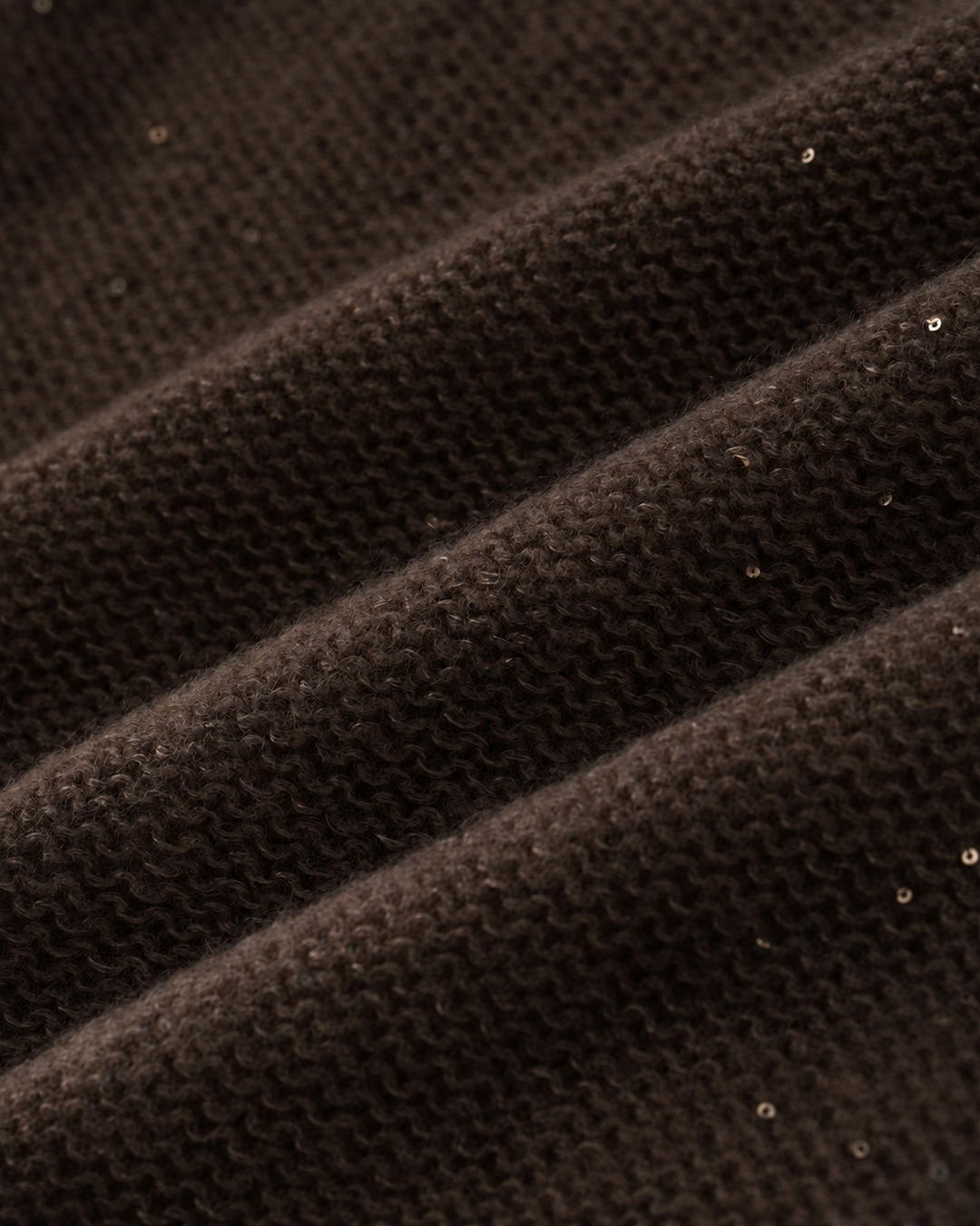 Brauner Strickpullover MILAS von Luren aus Kaschmir-Seide mit eingearbeiteten Pailletten, Rundhalsausschnitt und Halbarm.